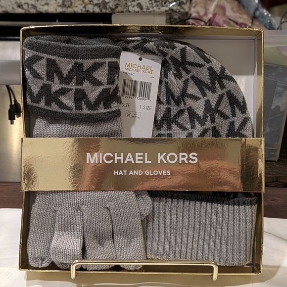 BRAND NEW IN BOX Michael Kors Gray logo BRAND NEW Hat And Gloves Set - Picture 1 of 4